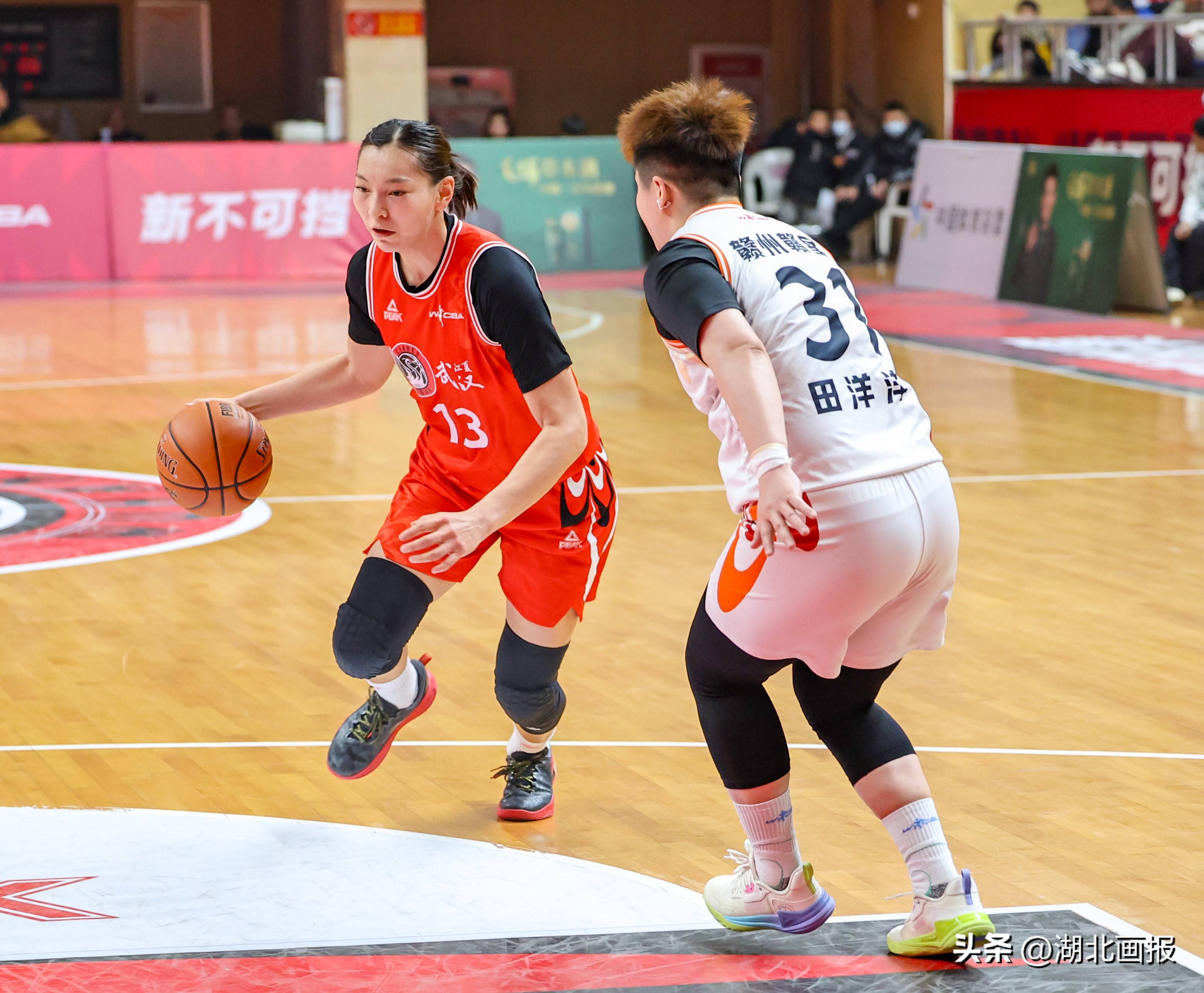 CBA常规赛国际比赛日走向成谜;成都蓉城更衣室发声;质疑声仍在;临场指挥获称赞的简单介绍 CBA常规赛国际比赛日走向成谜;成都蓉城更衣室发声;质疑声仍在;临场指挥获称赞的简单介绍