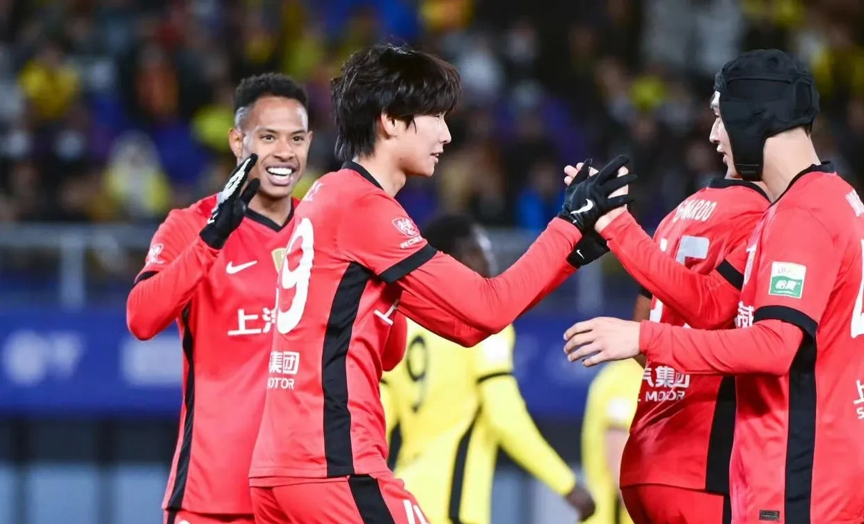 包含清晨上海海港调整名单以备德甲，绝杀压哨环节打磨，态度坚定，赛程密集仍需轮换的词条