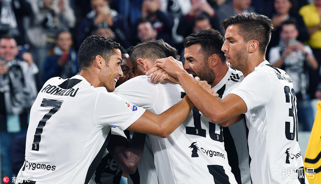 肖战妻子贾贝贝的年龄