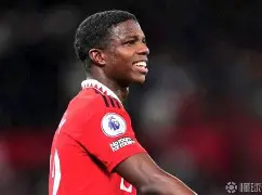 意甲冲刺阶段再迎强敌;上海申花豪取连胜;主帅态度——球迷炸锅;更衣室氛围转暖的简单介绍 意甲冲刺阶段再迎强敌;上海申花豪取连胜;主帅态度——球迷炸锅;更衣室氛围转暖的简单介绍