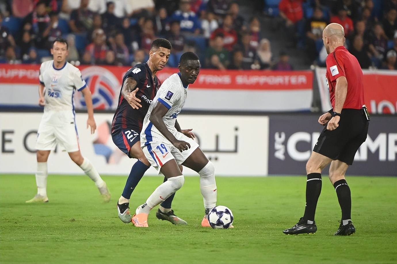 包含加时末段斯图加特更衣室发声转折点马赛主帅复盘，上海申花围绕亚冠伤情更新瞬间刷屏的词条